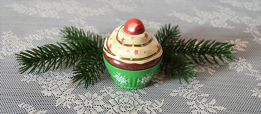 Cupe Cake, kleine Blechdose zum öffnen mit Weihnachtsmotiv in grün-creme.