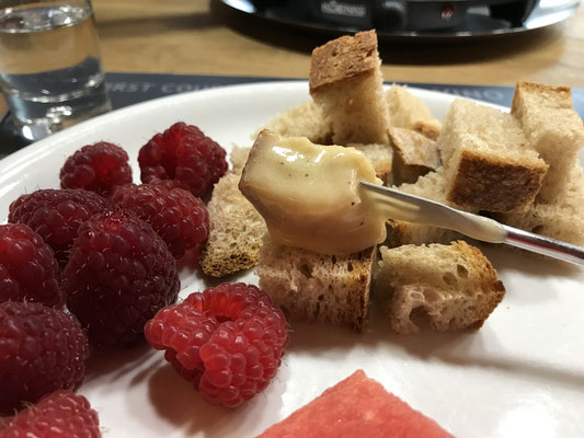fondue schmeckt auch im sommer sehr gut, dann sind sogar viele früchte da, die dazu gegessen werden können, wie melonen, ananas und so weiter ...