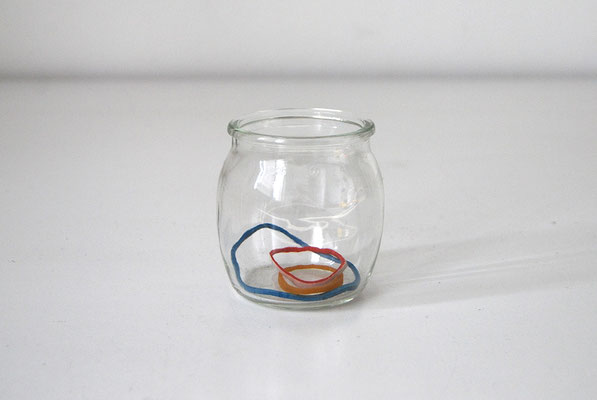 Stumbling, 2016, glass,rubber-band