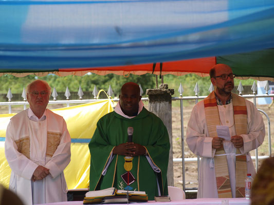 während der Messe: Pater Lienhard, Father Eric & Pater Bernd