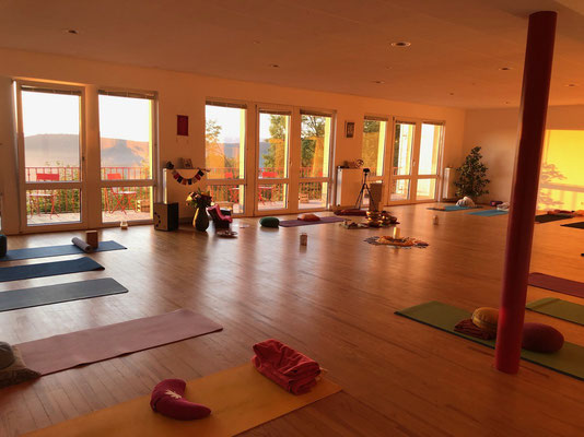 Yogaraum im Burghof Stauf während Yoga Retreat mit Beate Laudien