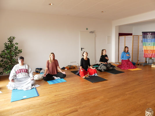 Meditation im Yogaraum während Yoga Retreat mit Beate Laudien