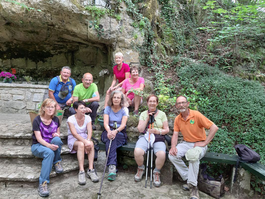 Devant la grotte, à la sortie de Himeling.