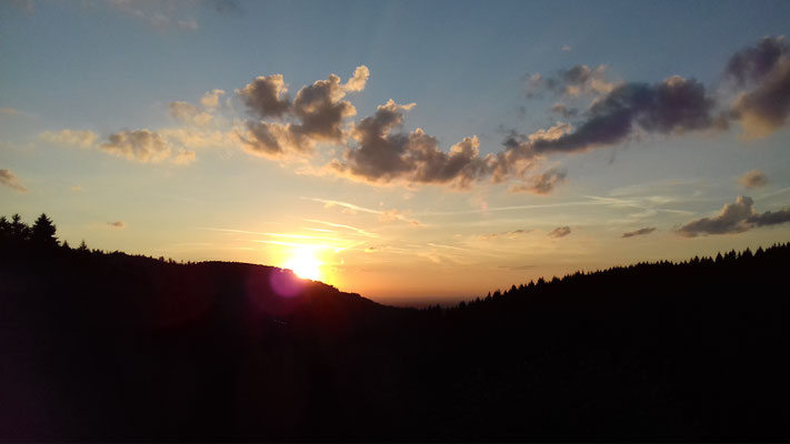 Ferienhof Hölzleberg - Ferienwohnung im Schwarzwald - Aussicht Sonnenuntergang vom Balkon der Ferienwohnungen