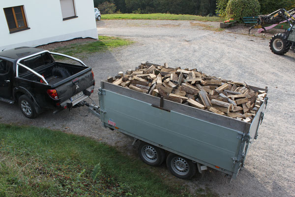 Verkauf und Auslieferung von Brennholz im Raum Offenburg vom Schwarzwaldhof Hölzleberg, Josef Gmeiner in Durbach - https://www.hoelzleberg.de