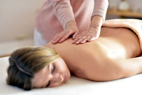 Wellness Massage mit Aromaöl