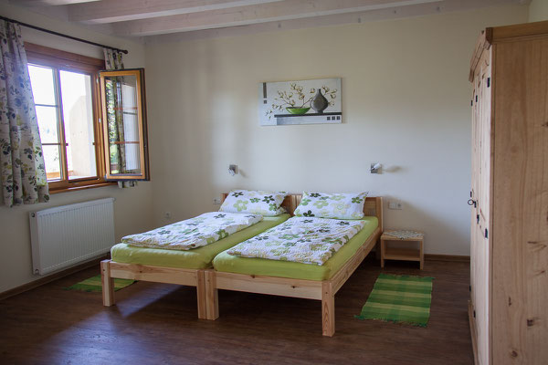 Ferienhof Hölzleberg - Ferienwohnung im Schwarzwald mit Pool, mit Schwimmbad, Ferienwohnung Schwarzwald von privat in Durbach - https://www.hoelzleberg.de - Ferienwohnung Panoramablick Schlafzimmer