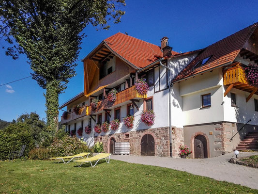 Ferienhof Hölzleberg - Ferienwohnung im Schwarzwald mit Pool, mit Schwimmbad, Ferienwohnung Schwarzwald von privat in Durbach - Hof Hölzleberg Ansicht mit Liegewiese