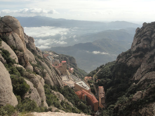 Montserrat (Blick hinunter auf die Klosteranlage)