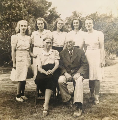 Anna Barbara Siegenthaler und Hans Otto Habegger (Vorne) & Fünf ihrer 7 Kinder 