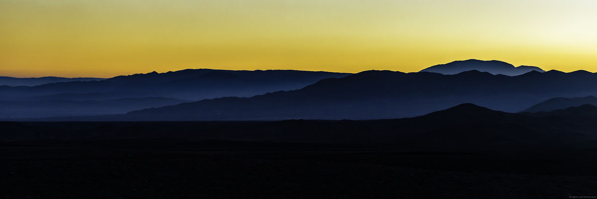 Cordillera de la Sal – hinter der Bergkette der Salzkordilleren im Norden Chiles geht die Sonne unter