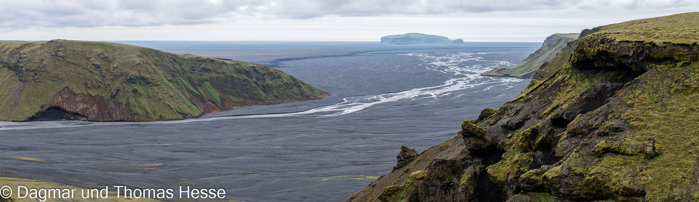 Der Mýrdalssandur und der Inselberg Hjörleifshöfði 