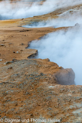 Das Geothermalgebiet Hverir ist bekannt für seine sprudelnden Schlammbecken und dampfenden Fumarolen
