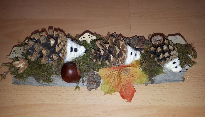 Igelfamilie aus Kiefernzapfen