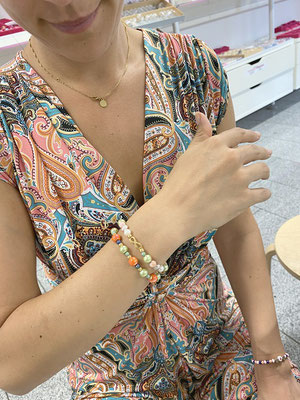 Braut zeigt ihren selbst gestaltetes Armband aus dem Schmuck Workshop. JGA Schmuck Workshop deine Junggesellinnenabschied Idee in Düsseldorf! JGA Tipps für dein Tagesprogramm.