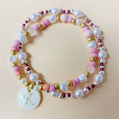 Nahaufnahme eines handgefertigten Armband-Sets mit Motivanhängern