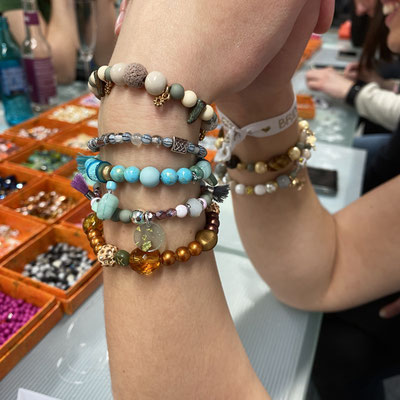 Kreativer JGA in Düsseldorf: Freundinnen gestalten Armbänder und Ketten mit Charms.