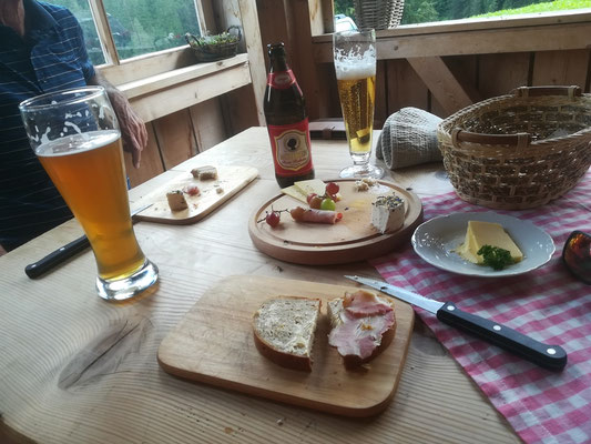 Jause in der Alm bei Schröcken