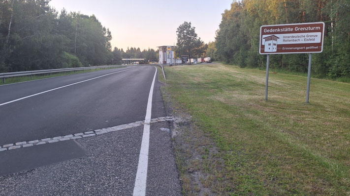 Die Grenzmarkierung auf der Fahrbahn 