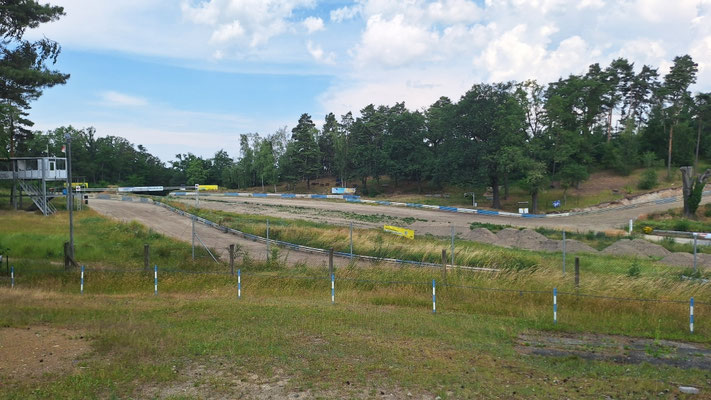 Motocrossstrecke knapp unterhalb 