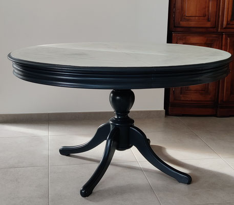 #Après Table à manger style Louis Philippe et Pied central Réalisation Déco & Corinnerie(s) plateau façon béton ciré marbré