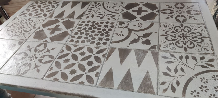 #Après Table cuisine réécrite chabby chic carreaux faïence Réalisation Déco & Corinnerie(s) détails pochoirs carreaux faïence