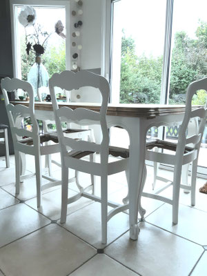 #Après Nouvelle vie de Chateau pour cette table et chaises façon Interior's couleur Craie pour le piètement et plateau bois brut. Réalisation Déco & Corinnerie(s) pour M. Mme J.