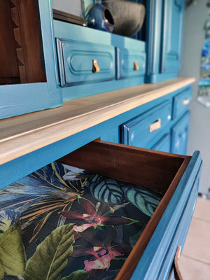 Rénovation Déco & Corinnerie(s) | APRES Vaisselier Cuisine Bleu et plateau façon bois clair, intérieur tiroirs, portes et bords d'étagères papier peint