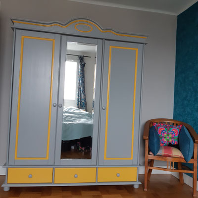 Rénovation Déco & Corinnerie(s) | #Après Armoire Pin Gris Souris, Liserés et tiroirs Mangue Eléonore Déco. 