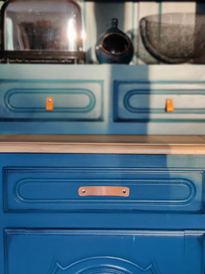 Rénovation Déco & Corinnerie(s) | APRES Vaisselier Cuisine Bleu et plateau façon bois clair, poignées cuir fabrication maison