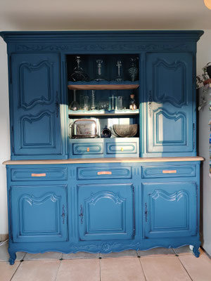 Rénovation Déco & Corinnerie(s) | APRES Vaisselier Cuisine Bleu et plateau façon bois clair