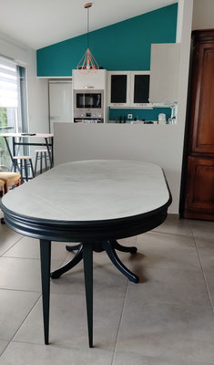 #Après Table à manger style Louis Philippe et Pied central Réalisation Déco & Corinnerie(s) plateau façon béton ciré marbré