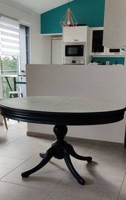 #Après Table à manger style Louis Philippe et Pied central Réalisation Déco & Corinnerie(s) plateau façon béton ciré marbré