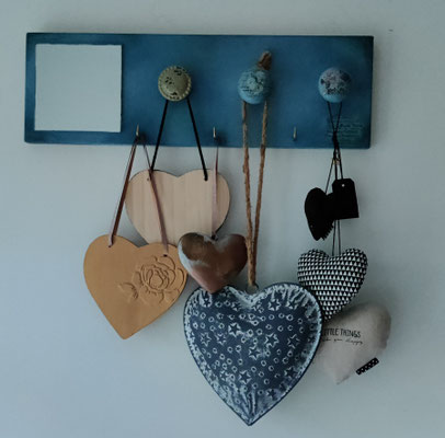 Patère bijous, foulards... Réalisation à partir d'une façade de porte