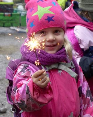 Nach dem Weihnachtsgeschichtenweg dürfen alle Kinder eine Wunderkerze anzünden.