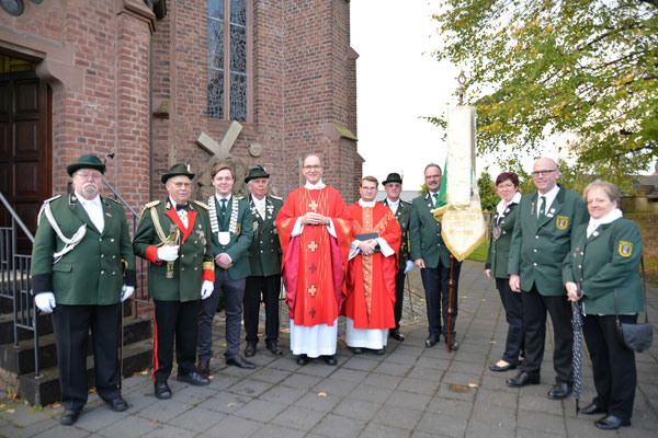 St. Michael Schützenbruderschaft Kelz mit dem Bischof und Pfarrer Gerd Kraus