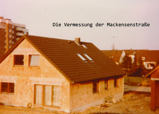 Die Vermessung der Mackensenstraße, Broschüre mit Texten und Fotografien