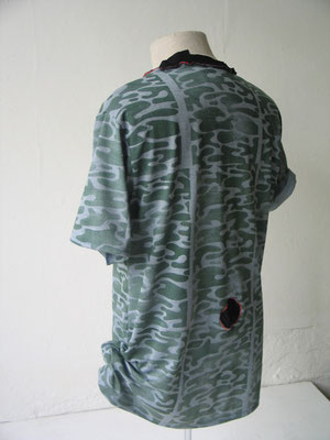 T-Shirt Modell "after war", Rückansicht (in Privatbesitz)