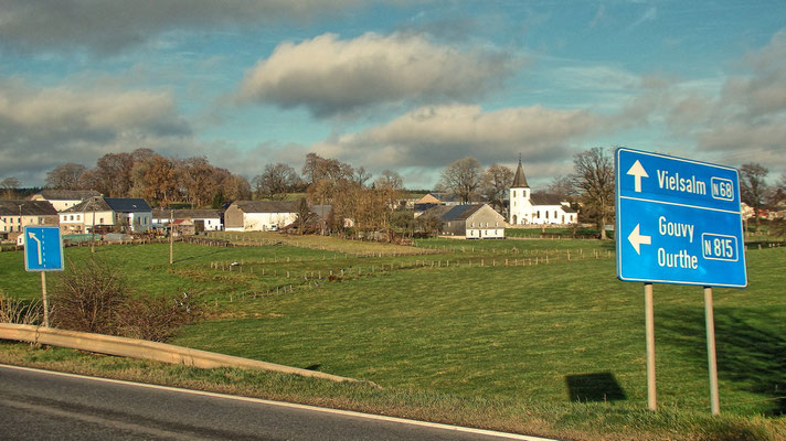 Das Dorf Eiffelt (Belgien) an der N68 nach Luxembourg