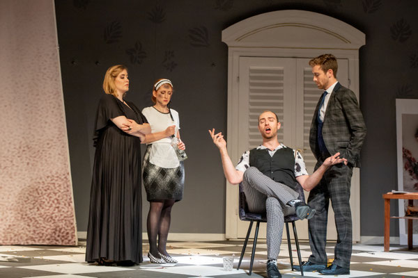 Als Figaro in Figaros Hochzeit, Susanna: Clara Maria Kastenholz, Graf: Cornelius Lewenberg, Gräfin: Lisa Ziehm, Opernakademie Bad Orb (c) Gerd Heinzl