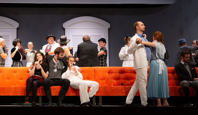 Als Figaro in Figaros Hochzeit, Susanna: Clara Maria Kastenholz, Graf: Cornelius Lewenberg, Cherubino: Verena Tönjes, Antonio: Michael Krinner, Barbarina: Thalia Azrak, Opernakademie Bad Orb (c) Gerd Heinzl