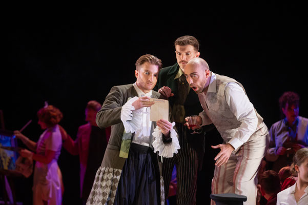 Als Colline in La Bohème, Theater Görlitz, Schaunard: Jasper Lampe, Rodolfo: Andrew Gavin (c) Jakob Tillmann