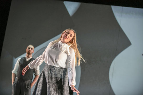 Als Son beau-père in Le pauvre matelot, Sa famme: Paulina Bilarczyk, Staatsschauspiel Dresden, kleines Haus 2019, (c) Sebastian Hoppe