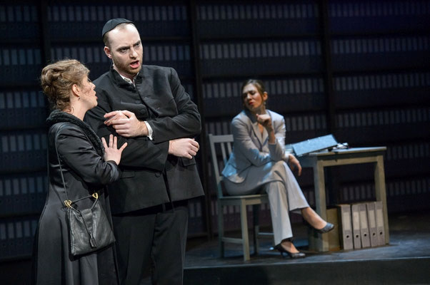 Als Mr Kofner in Der Konsul, Italienerin: Rea Alaburic, Sekretärin: Dimitra Kalaitzi-Tilikidou, Mittelsächsisches Theater 2019, (c) fotografie jörg metzner