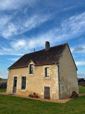 Rénovation générale d'une charmante petite maison paysanne percheronne, enduits de mortier de chaux aérienne et sable local ocré