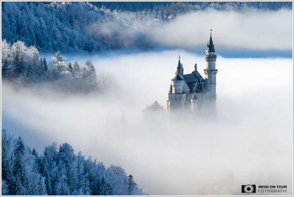 Märchenschloss Neuschwanstein im Morgennebel  |  Nikon Z8, NIKKOR Z 100-400 mm 1:5,6 S (280mm), ISO 100, 1/50s, f/16