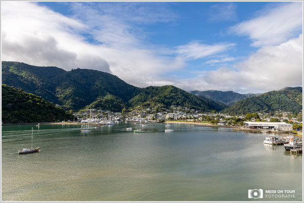 Blick auf Picton, Überfahrt zur Nordinsel  |  Canon EOS R6, Canon RF 24-70mm F2.8L IS USM (24 mm), ISO 200, 1/100s, f/16