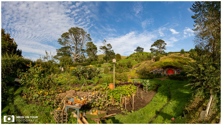 Bei den Hobbits  |  Canon EOS R6, Canon RF 24-70mm F2.8L IS USM (24 mm), ISO 100, 1/50s, f/16, Panorama aus 4 Bilder