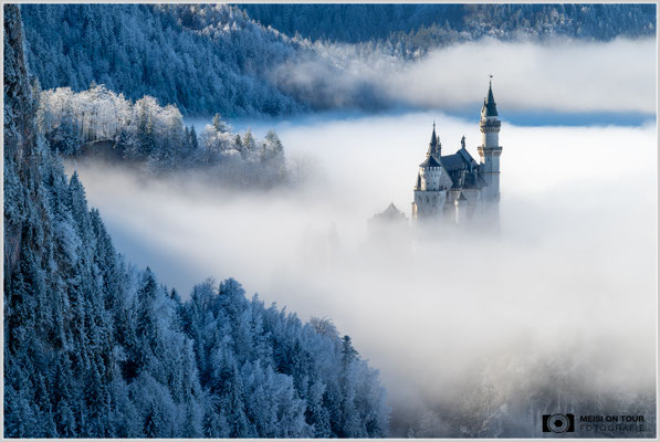 Märchenschloss Neuschwanstein im Morgennebel  |  Nikon Z8, NIKKOR Z 100-400 mm 1:5,6 S (280mm), ISO 100, 1/50s, f/16