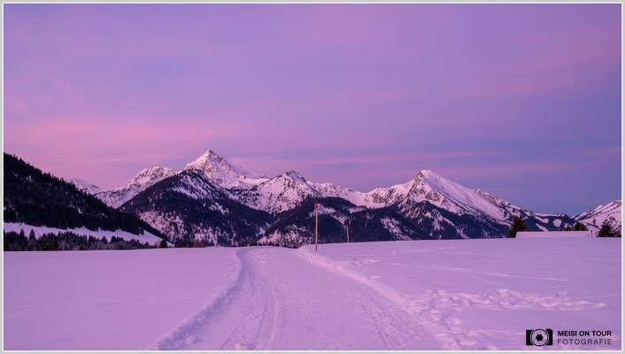Blaue Stunde am Morgen im Tannheimer Tal  |  Nikon Z8, NIKKOR Z 24-120 mm 1:4 S (37 mm), ISO 100, 2s, f/20
